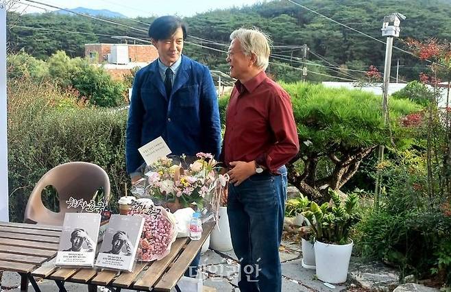 문재인 전 대통령과 조국 전 법무부 장관이 9일 오후 문 전 대통령이 운영하는 경남 양산 하북면 평산책방에서 열린 조 전 장관의 사인회 현장에서 만남을 갖고 있다. ⓒ데일리안 김은지 기자