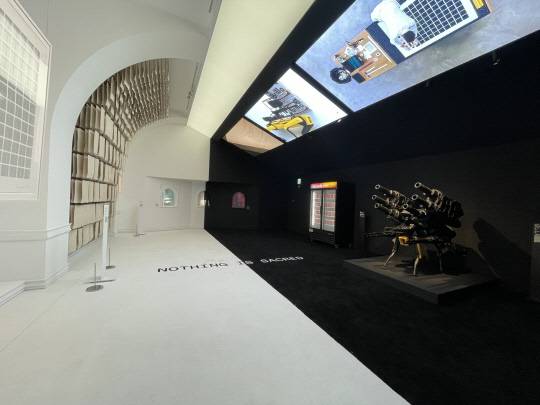 미스치프의 전 세계 최초 미술관 전시 'MSCHF: NOTHING IS SACRED' 전경. 사진=박은희 기자