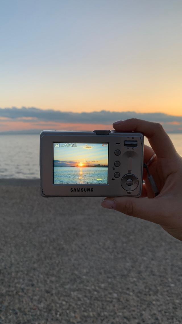 대학생 노어진(23)씨가 지난 7월 그리스 테살로니키 해변에서 빈티지 디지털 카메라로 바닷가의 해를 촬영하는 모습. 노어진씨 제공