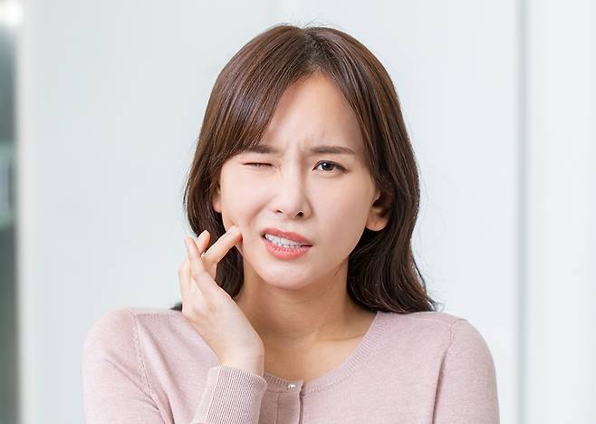 치경부가 마모돼 패이면 치아가 시릴 수 있다. 흔히 좌우로 칫솔질을 세게 하는 사람에게서 나타난다./사진=클립아트코리아