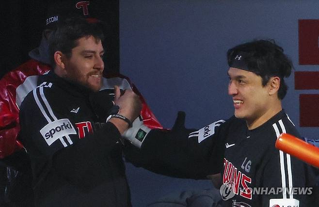 오스틴-박동원 '오늘의 영웅은 우리' (수원=연합뉴스) 서대연 기자 = 10일 오후 경기도 수원 케이티위즈파크에서 열린 2023 KBO리그 한국시리즈 3차전 kt wiz와 LG 트윈스의 경기.
6회초 무사 1루 LG 박동원이 역전 2점 홈런을 친 뒤 더그아웃에서 오스틴과 기뻐하고 있다. 2023.11.10 dwise@yna.co.kr