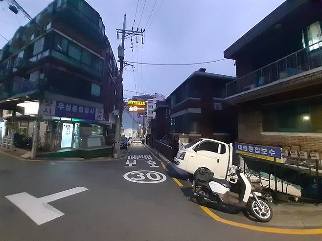 서초구 반포 1동 빌라 밀집지역에 어둠이 내리고 있다.