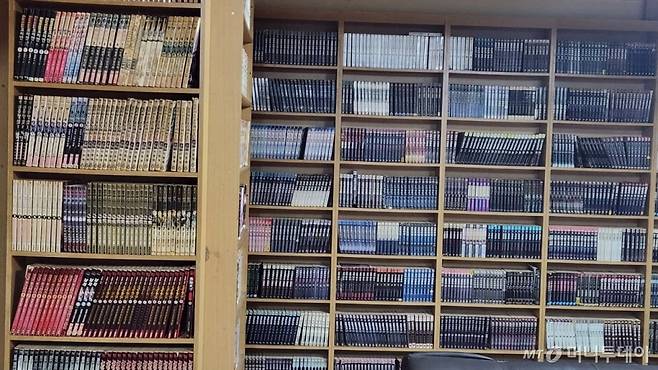 서울역 인근 ㅇ만화방 벽면에는 국내 작품이나 일본에서 수입된 만화책이 빼곡히 꽂혀있다. /사진=정진솔 기자