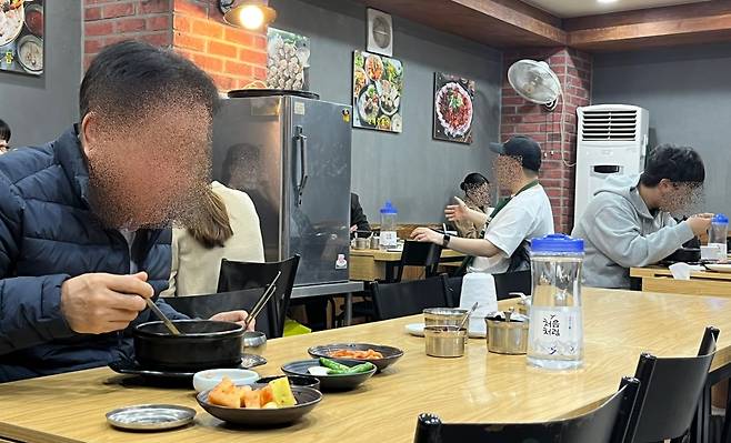 서울 중구의 한 식당 점심 시간대에 패딩 점퍼와 코트, 반팔 티셔츠를 입은 사람들이 한 데 모여 있다. 주소현 기자