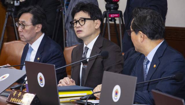 ▲한동훈 법무부 장관이 10일 오전 서울 종로구 정부서울청사에서 열린 국무회의에 참석해 개회 전 국무위원들과 대화하고 있다. ⓒ연합뉴스