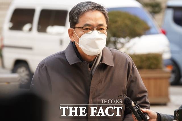 '50억 클럽' 의혹을 받고 있는 곽상도 전 국민의힘 의원이 지난해 2월 4일 오전 서울 서초구 서울중앙지방법원에서 열린 특정경제범죄 가중처벌 등에 관한 법률 위반(알선수재), 정치자금법 위반 혐의 관련 구속 전 피의자 심문(영장실질심사)에 출석하고 있다. /이새롬 기자