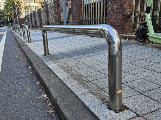 대전 서구 둔산동의 한 중학교 앞 도보에 설치된 스테인리스 볼라드. 김지선 기자