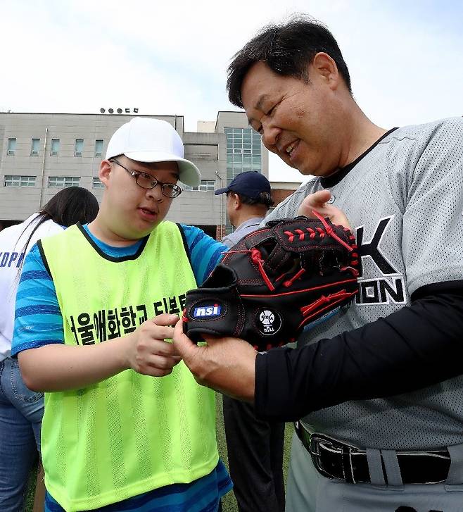 이만수 전 감독이 발달장애인들에게 야구를 가르치고 있다. 올해는 발달장애인들을 위해 티볼 대회도 열었다. 헐크파운데이션 제공
