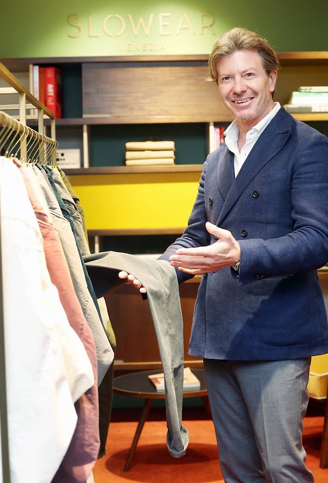 피에로 브라가 슬로웨어 대표가 제품에 대해 설명하고 있다(사진=강은구 기자)