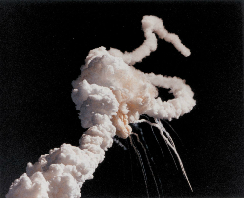 1986년 1월 우주 왕복선 ’챌린저’호의 폭발 당시 모습. 압력 제어가 얼마나 중요한지 알 수 있는 사고였다. 출처=미국항공우주국(NASA)