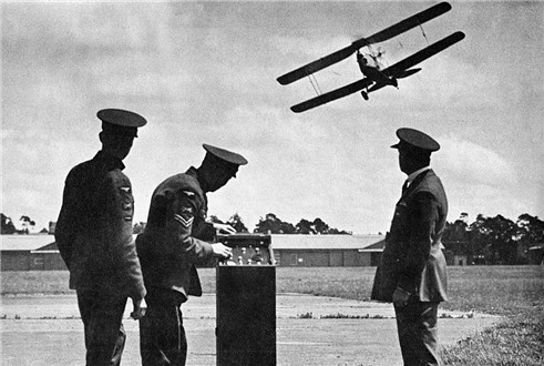 유인 전투기 ‘타이거 모스’(Tiger Moth)를 무인화해 1935년 선보인 ‘퀸 비’(Queen Bee)