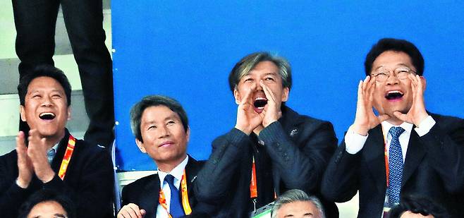 文정부 때 한자리 모인 ‘86 핵심’ - 2018년 3월 강원 강릉하키센터에서 열린 평창 동계패럴림픽 행사에서 86 운동권 주요 인사들이 당시 문재인 대통령 내외를 수행하며 환호성을 지르고 있다. 왼쪽부터 당시 청와대 임종석 비서실장, 더불어민주당 이인영 의원, 조국 민정수석, 송영길 의원. /연합뉴스