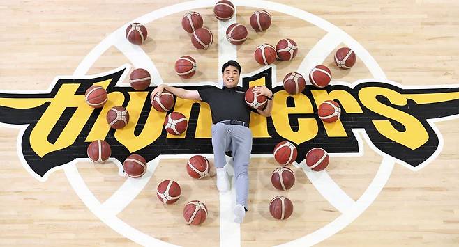 프로농구 서울 삼성의 은희석 감독이 경기 용인시 삼성 트레이닝 센터 코트에 누워 미소를 짓고 있다. 모교 연세대 사령탑을 맡았던 은 감독은 지난 4월 서울 삼성의 신임 감독에 선임됐다. 그는“물러설 곳이 없는 팀의 무서움을 보여주겠다”며 팀 재건 의지를 드러냈다. /남강호 기자