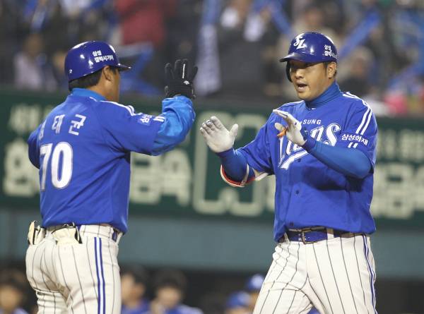 2013.10.29 잠실=김민규 기자 <KS차전 두산-삼성> 29일 오후 서울 잠실구장에서 열린 2013프로야구 두산베어스와 삼성라이온즈의 코리안시리즈 5차전에서 1회초 2사 1점홈런을 친 채태인이 홈인하며 김태균코치의 축하를 받고 있다.