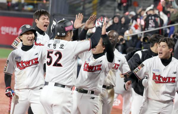 LG 트윈스와 kt위즈의 2023 KBO 한국시리즈 3차전 경기가 10일 오후 수원 KT위즈파크에서 열렸다. kt 박병호가 8회말 LG 마무리 고우석을 상대로 좌월 2점 홈런을 날리고 동료들과 기뻐하고있다. 수원=정시종 기자 capa@edaily.co.kr /2023.11.10.