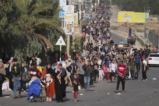 팔레스타인인들이 8일(현지시간) 가자지구 부레이의 살라 알딘 거리에서 가자지구 남부로 피난가고있다. AP=연합뉴스