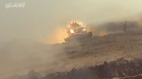 1일(현지시간) 로이터가 입수한 하마스 영상의 한장 면. 가자 지구에서 하마스가 쏜 대전차포탄에 이스라엘 탱크가 폭파되고 있다. 로이터=연합뉴스