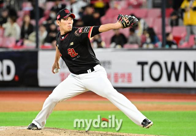 2023년 10월 5일 오후 경기도 수원 KT위즈파크에서 '2023 신한은행 SOL KBO리그' KIA 타이거즈와 KT 위즈의 경기가 열렸다. KT 김재윤이 9회초 구원등판해 역투하고 있다./마이데일리