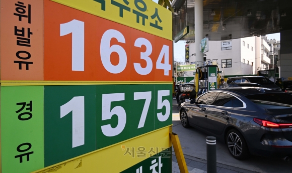 휘발유값, 3개월 만에 1600원대로 하락 - 12일 서울 영등포구의 한 주유소에 기름값이 표시돼 있다. 국제 유가가 하락세를 그리는 가운데 한국석유공사 유가정보시스템 오피넷에 따르면 지난 11일 국내 주유소의 휘발유 평균 판매가격은 리터당 1699.65원으로 약 3개월 만에 1600원대로 떨어졌다. 안주영 전문기자