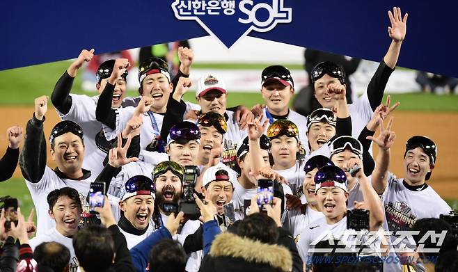 13일 잠실야구장에서 열린 한국시리즈 5차전 LG와 KT의 경기. LG가 KT에 승리하며 한국시리즈 우승을 차지했다. 우승의 기쁨을 나누고 있는 LG 선수들. 잠실=송정헌 기자 songs@sportschosun.com/2023.11.13/