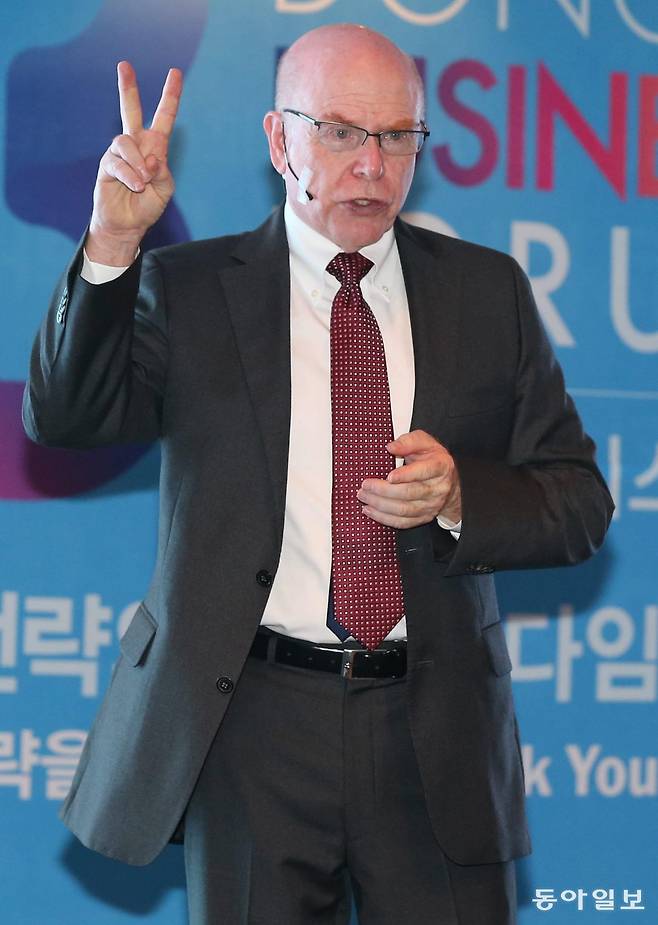 경영 전략 분야의 세계적인 사상가인 리처드 루멜트 미국 UCLA 앤더슨경영대학원 명예교수는 최근 ‘크럭스’에 초점을 맞춘 전략
수립 방법론을 개발해 글로벌 기업과 정부 기관을 상대로 왕성한 자문 활동을 펼치고 있다. 사진은 ‘동아비즈니스포럼 2013’에서
강연하는 루멜트 교수의 모습. 동아일보DB