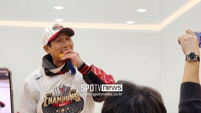 ▲ 우승 기자회견 후 염경엽 감독의 돌발 세리머니 ⓒ 김민경 기자