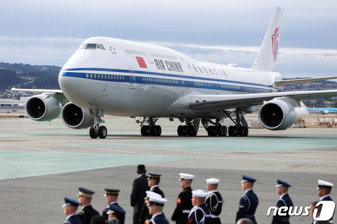 14일(현지시간) 시진핑 중국 국가주석이 탄 전용기가 미중 정상회담과 APEC 정상회의에 참석하기 위해 캘리포니아주 샌프란시스코 국제 공항에 도착하고 있다. 2023.11.15 ⓒ 로이터=뉴스1 ⓒ News1 우동명 기자