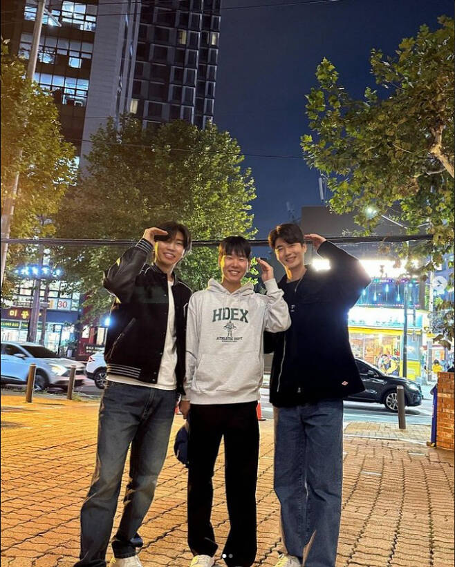 Singer Lim Young-woong met soccer player Ki Sung-yueng.On the 15th, Ki Sung-yueng posted a picture with the article National hero and last years hobbing Suvin and good people and good time to play football together soon.In the photo released, Ki Sung-yueng meets Lim Young-woong and soccer YouTuber Last Years Robinho. The three are eye-catching as they are doing Lim Young-woongs personnel agency Good Work.Lim Young-woong and Ki Sung-yueng, who are known as exit enthusiasts, are raising their curiosity, and the appearance of two people playing soccer together is also raising expectations.On the other hand, Ki Sung-yueng is married to actor Han Hye-jin in 2013 and has one daughter.