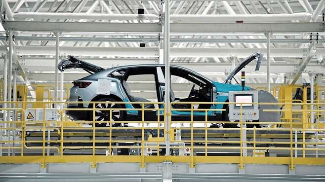 중국 항저우만 공장에서 전기 SUV '폴스타4′가 생산되고 있는 모습. 폴스타는 2025년 하반기부터 르노코리아의 부산 공장에서도 이 차를 만들기로 했다. 국내와 미국 시장 등에 판매한다. /폴스타