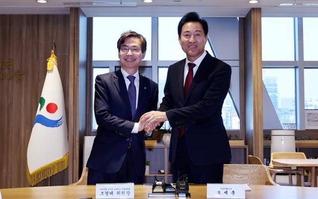 국민의힘 뉴시티 프로젝트 특별위원회 조경태 위원장이 15일 오전 서울시청을 방문, 오세훈 시장과 면담하기에 앞서 악수하고 있다. 연합뉴스