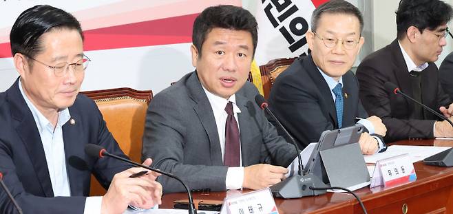 국민의힘, 미래세대 연구현장 간담회 유의동 국민의힘 정책위의장(왼쪽에서 두번째)이 15일 국회 당 회의실에서 열린 ‘미래세대 위한 R&D 예산 관련 연구현장 소통 간담회’에서 발언하고 있다. 연합뉴스