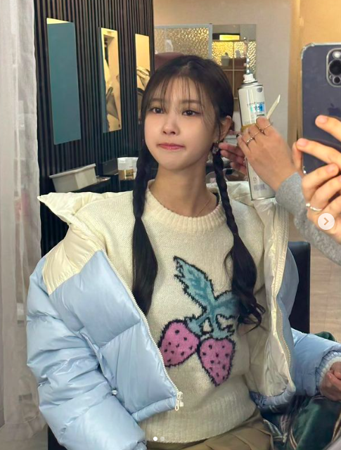Singer Iamerica, a former member of the group Lovelyz, gave off a cute charm.On the 15th, Iamerica unveiled her styling in a hair shop. In the photo, Iamerica was eye-catching as she looked at the mirror with her lips and lips.Above all, Iamerica, who showed her braided hair in a double-breasted manner, showed off her cute charm and admired her doll-like visuals.The vanity that I saw this was  ⁇   ⁇   ⁇ .....................................................................On the other hand, Iamerica is currently appearing on MBC Entertainment What are you doing? I made my debut with ShareholderThe Secret with Park Jin-joo in March and I was scared of the night.And in order to snatch the autumn sensibility, ShareholderThe Secret showed a comeback stage on the 9th with a new song  ⁇   ⁇   ⁇   ⁇   ⁇   ⁇   ⁇ .AMERICA  ⁇