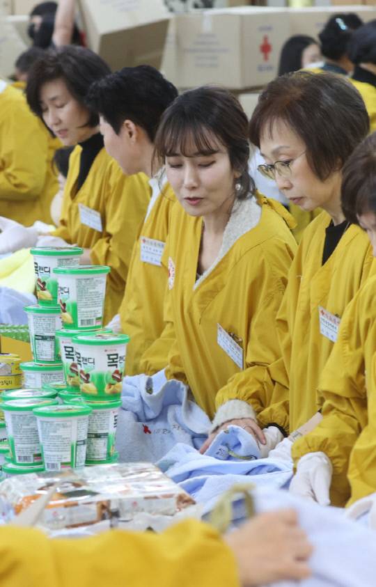 지난 15일 서울 중구 대한적십자사 서울사무소에서 열린 연말 이웃 돕기 적십자 '2023 사랑의 선물' 제작 행사에서 한동훈 법무부 장관의 부인 진은정 변호사 등 국무위원 부인들이 선물을 포장하고 있다. 사진=연합뉴스