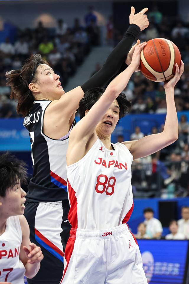 우리 여자 농구 대표팀의 에이스인 박지수가 지난달 3일 중국 항저우 올림픽 스포츠센터 체육관에서 열린 2022 항저우 아시안게임 여자 농구 준결승 대한민국과 일본의 경기에서 일본 선수에게 리바운드를 뺏기는 모습. 항저우=뉴스1