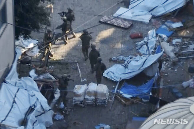 [가자시티=AP/뉴시스] 이스라엘 방위군(IDF)이 공개한 영상 사진에 15일(현지시각) 이스라엘 군인들이 가자지구 가자시티의 알시파 병원 주변을 정찰하고 있다. IDF는 가자지구에서 지상 작전을 수행 중인 2개 여단의 합동 작전 모습을 영상으로 공개했다. 2023.11.16.