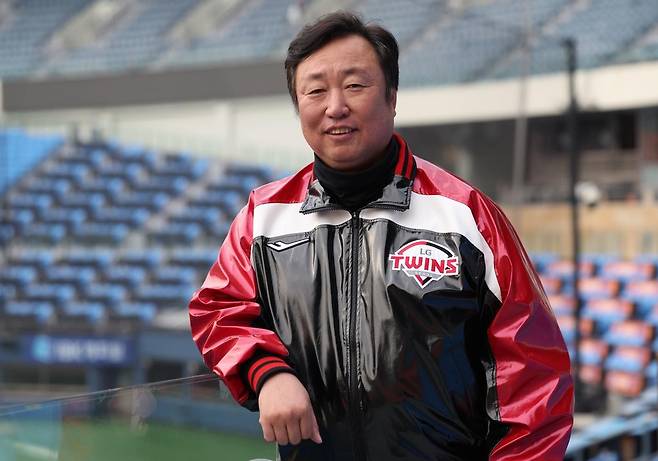 한국시리즈 우승 차지한 차명석 LG 단장 (서울=연합뉴스) 김성민 기자 = 29년 만에 한국시리즈 우승을 차지한 차명석 LG 트윈스 단장이 15일 서울 송파구 잠실야구장에서 연합뉴스와 인터뷰하기 전 사진을 찍고 있다. 2023.11.16
ksm7976@yna.co.kr