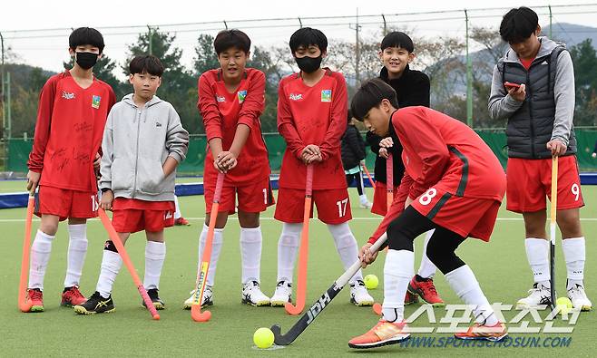 2023 청소년스포츠한마당 하키대회가 열린 11일 대구 안심체육공원. 학생들이 하키를 즐기고 있다. 대구=박재만 기자 pjm@sportschosun.com/2023.11.11/
