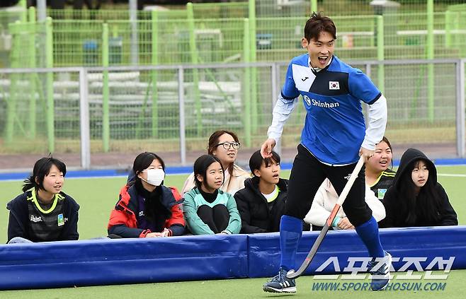 2023 청소년스포츠한마당 하키대회가 열린 11일 대구 안심체육공원. 2022 항저우 아시안게임 하키 대표팀 선수들이 시범 경기를 펼치고 있다. 대구=박재만 기자 pjm@sportschosun.com/2023.11.11/