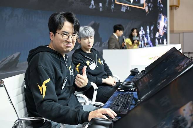 인플루언서 김성회(왼쪽)와 뜨뜨뜨뜨가 16일 부산 해운대구 벡스코에서 진행된 지스타2023에선 넷마블 신작 SF MMORPG ‘RF 온라인 넥스트' 인플루언서 대전에 참여하고 있다.ⓒ넷마블