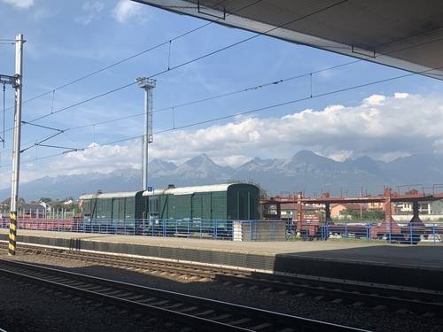 슬로바키아에서 가장 높은 타트라 산맥을 배경으로 자리한 포프라트역