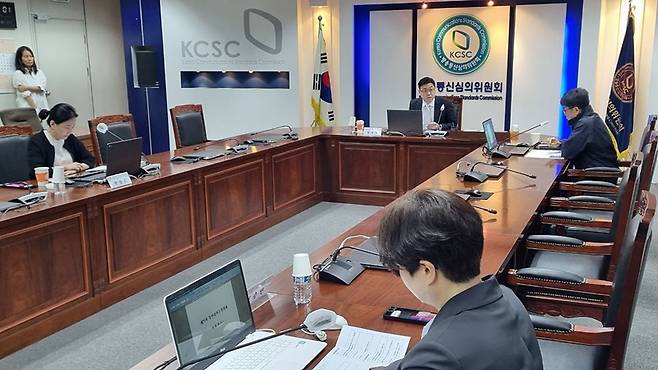 ▲ 지난달 11일 서울 양천구 목동 방송회관에서 열린 통신심의소위원회 회의 모습. 사진=금준경 기자.