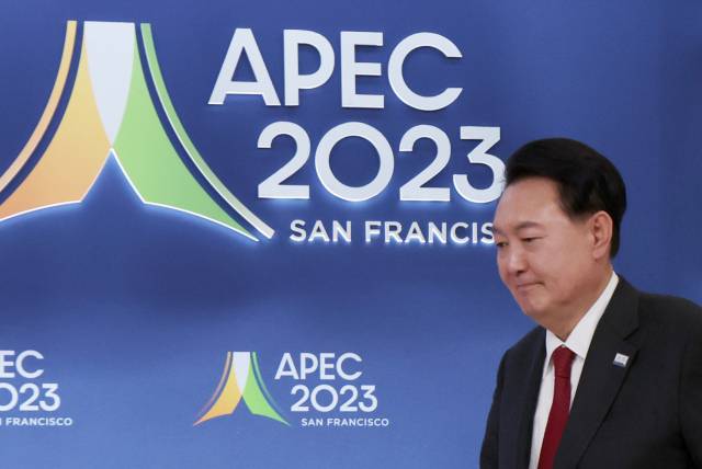 ▲아시아태평양경제협력체(APEC) 정상회의 참석차 미국을 방문 중인 윤석열 대통령이 11월 16일(현지시간) 미국 샌프란시스코 모스코니센터에서 열린 한미일 정상 회동에 입장하고 있다. ⓒ연합뉴스