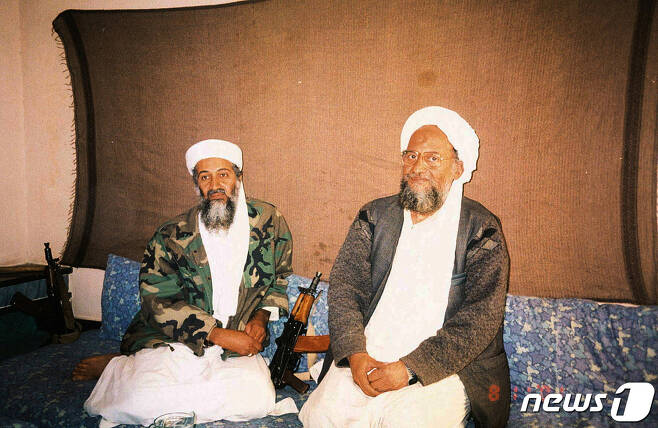 오사마 빈 라덴(왼)이 파키스탄 언론과 인터뷰하는 동안 알카에다와 연계된 이집트인인 아이만 알 자와히리(오)와 함께 앉아있다. 2001.11.10. ⓒ 로이터=뉴스1 ⓒ News1 박기현 기자
