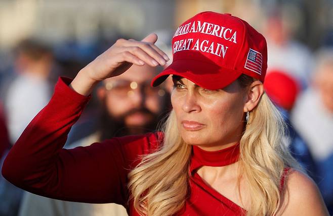 2023년 11월 8일 미국 플로리다주 하일레아에서 열린 트럼프의 선거 행사에 참가한 한 트럼프 지지자가 트럼프의 선거구호 '미국을 더 위대하게'구호가 적힌 모자를 쓰고 있다./로이터 뉴스1