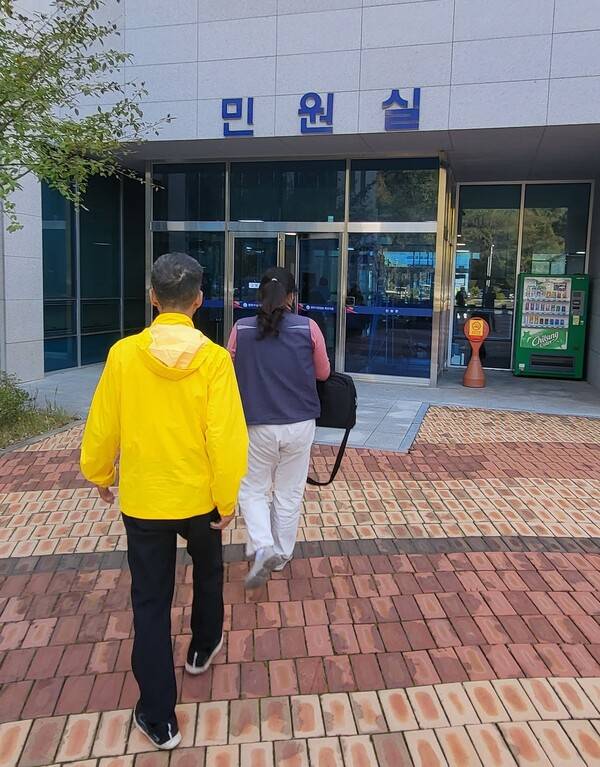 염전 강제노동 피해자 정진만(가명)씨가 지난 10월27일 재판 증인 출석을 위해 ‘신뢰관계인’ 이기림 활동가와 광주지방법원 목포지원으로 들어가고 있다. 이문영 기자