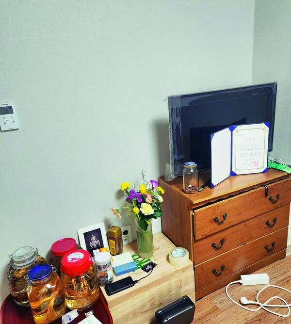 홍일국(가명)씨가 지난 10월29일 이사를 마친 방 한쪽에 그가 집들이를 위해 만들어둔 더덕주와 활동가가 선물한 축하 꽃다발이 놓여 있다. 이기림 제공