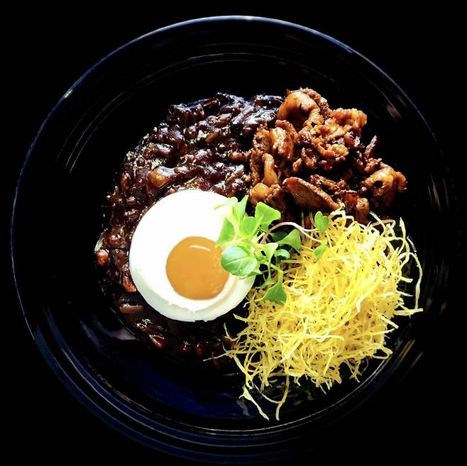 제육볶음과 고구마튀김, 짜장면이 조화를 이루는 ‘둥지짜장면’. (@cheong_lin_)