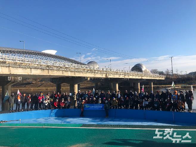 17일 강원 철원 화강쉬리공원에서 DMZ대원들이 사진을 촬영하고 있다. 류효림 인턴기자