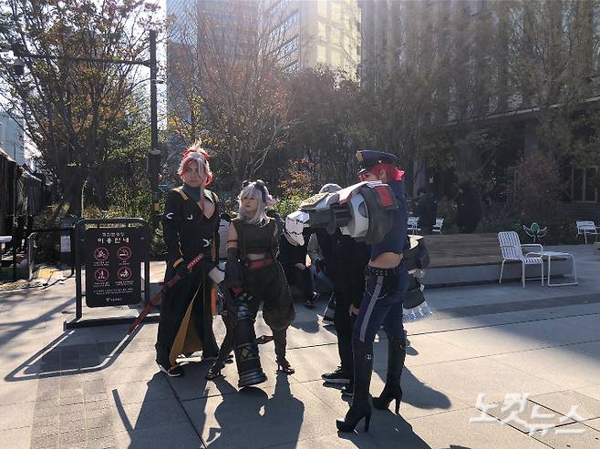 코스프레 의상과 분장을 통해 게임 속 캐릭터들로 분한 모습. 이은지 기자