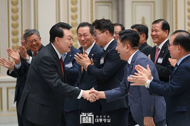 2023년 8월29일 윤석열 대통령은 민주평화통일자문회의 격려사에서 “자유민주주의에 입각한 통일은 (…) 보편적 가치에 기반한 것입니다”라고 말했다. 민주화 이후 역대 대통령들이 거론하지 않았던 남한 주도의 통일을 노골적으로 밝혔다. 이날 참석자들과 악수하는 윤 대통령. 대통령실 제공.